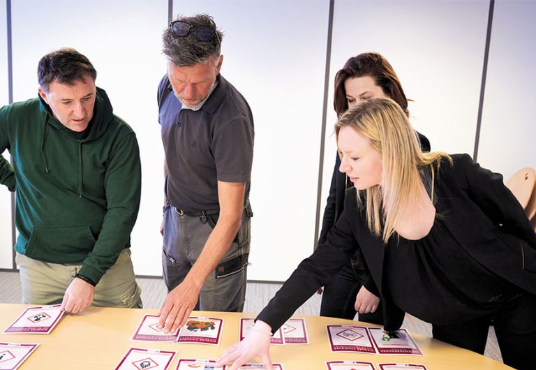 Photo de différentes personnes réfléchissant autour d'un atelier