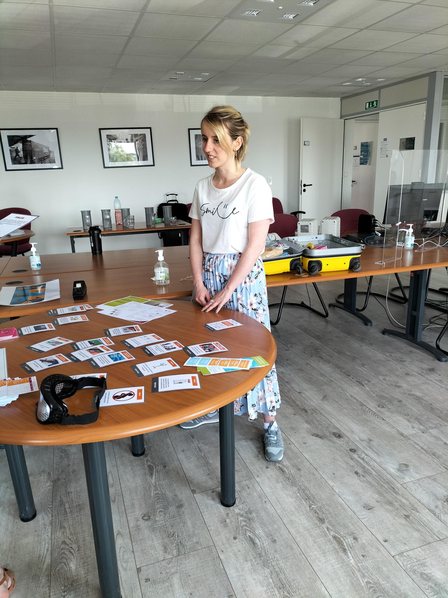 Photo d'un atelier de prévention mettant en scène des cartes